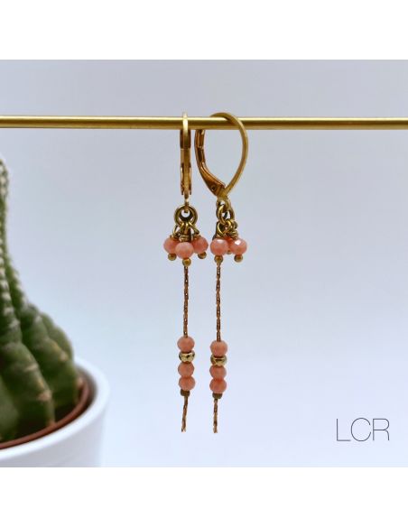 Boucles d'oreille en laiton fine chaîne trio de perles rose orangé