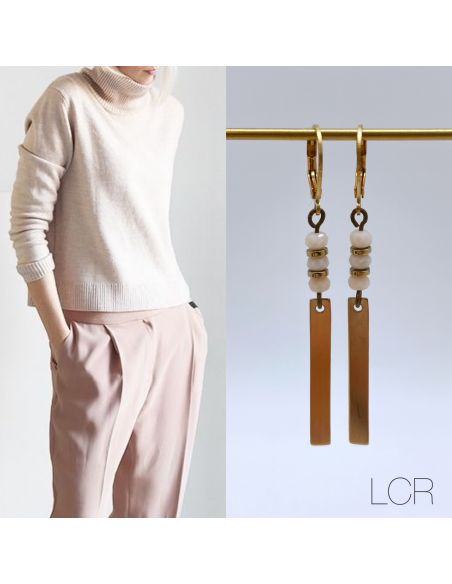 Boucles d'oreille languette laiton , trio de perles rose pâle