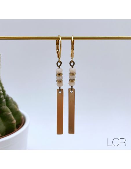 Boucles d'oreille languette laiton , trio de perles rose pâle