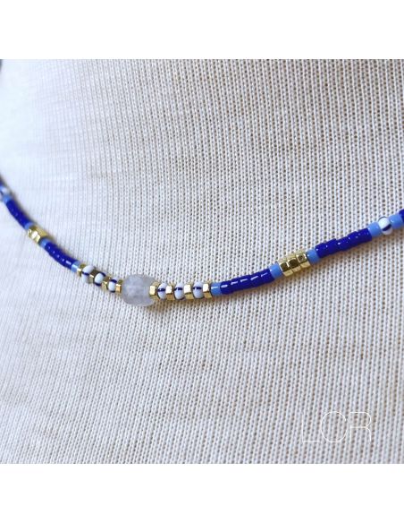 Ras du cou perle fine en cube facetté Calcédoine bleue, petites perles miyuki bleu roi sur corde
