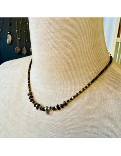 Ras du cou chaine dorée, obsidiennes irrégulières et...