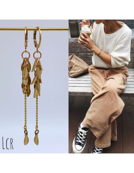 Boucles d'oreille pétales laiton avec fine chaîne boules
