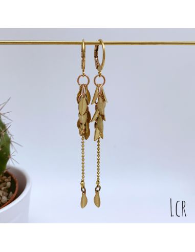 Boucles d'oreille pétales laiton avec fine chaîne boules